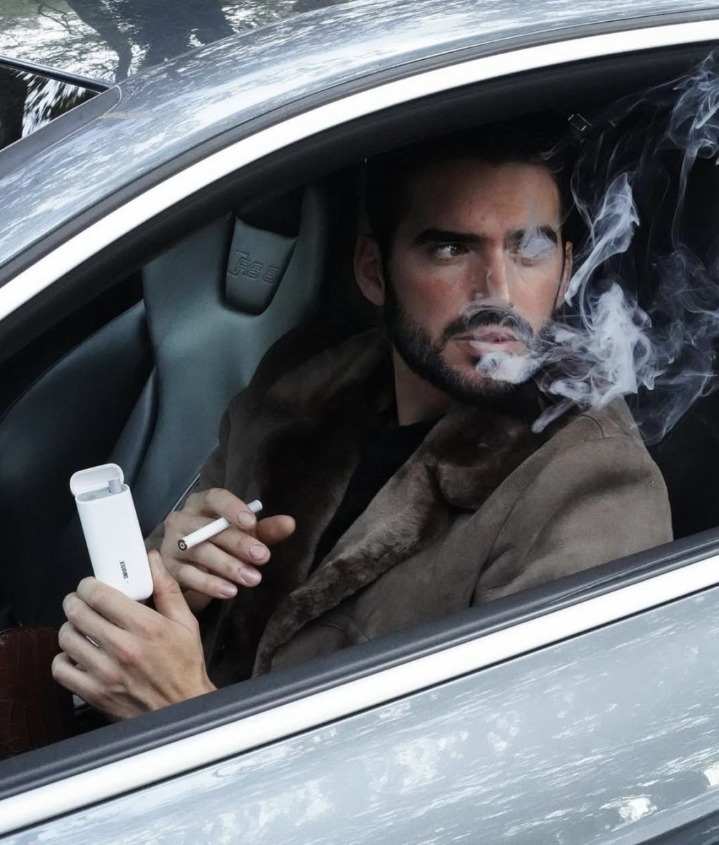 man_holding_smarter_duo_vape